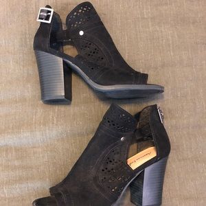 American eagle block heel open toe shoes